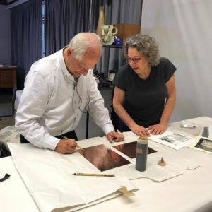 Read more about the article Liz Chalfin introduces non-toxic printmaking techniques to renowned artist William Kentridge